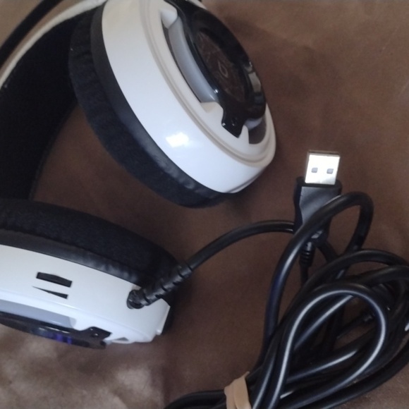 Bionik PS5 White and Black Gaming Headset with USB. NWOT - Picture 2 of 4
